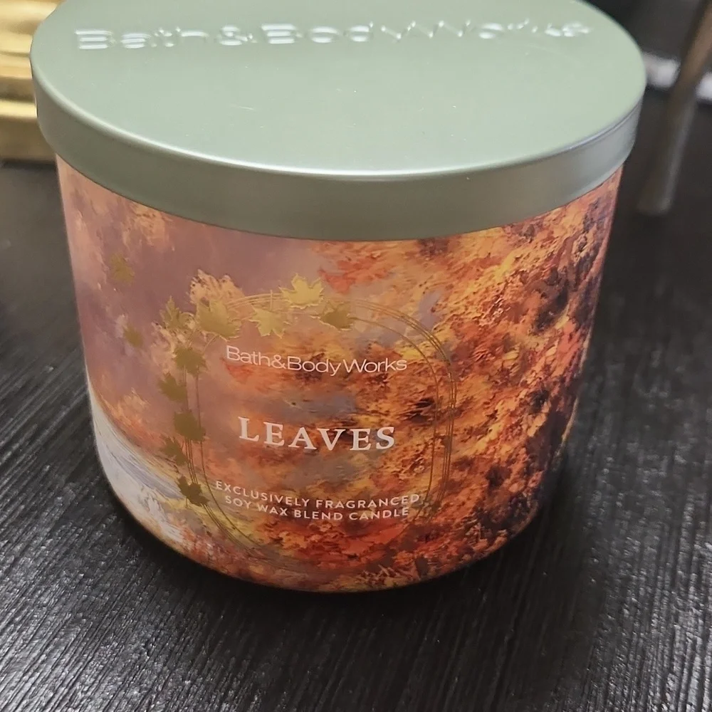 Bath & Body Works Leaves 3-wick Candle - Picture 2 of 3